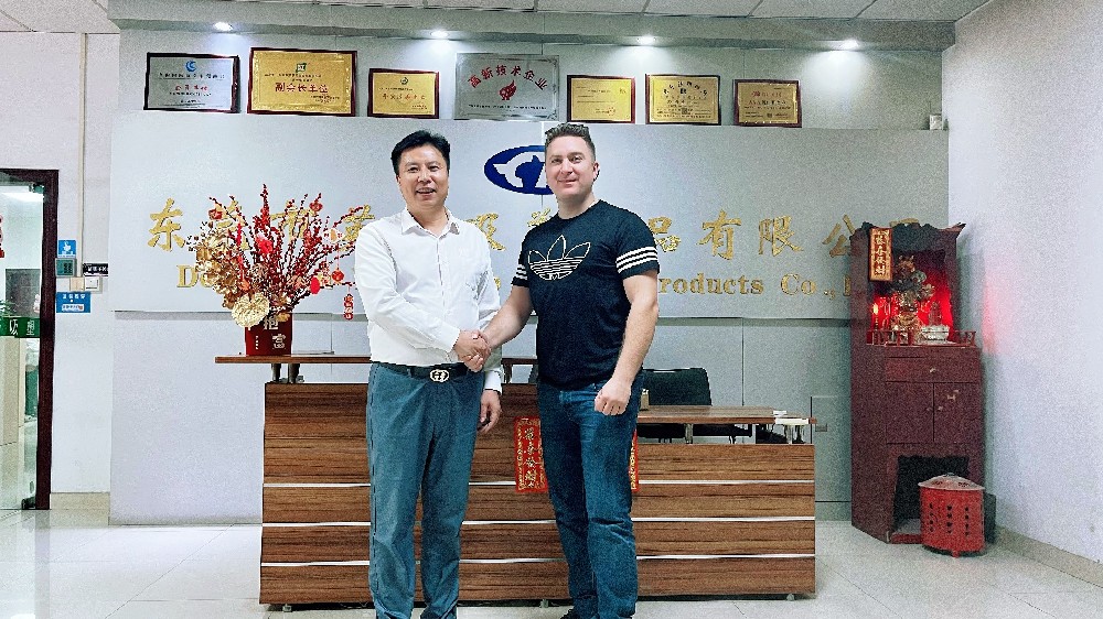 加拿大客戶來公司，工廠參觀