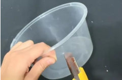 一次性飯盒用完不要丟，改裝一下放在衛(wèi)生間，用處可真不小